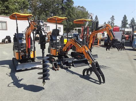 2023 RANCH KING MINI EXCAVATOR & HYDRAULIC THUMB 